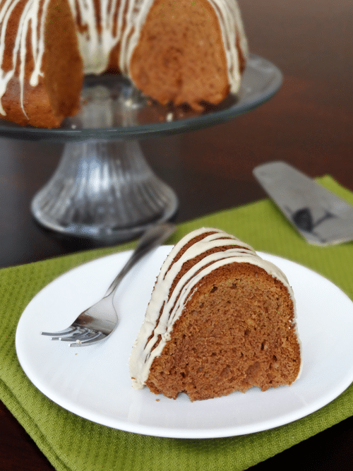 Uma fatia de Baileys Irish Cream Cake num prato branco com um garfo