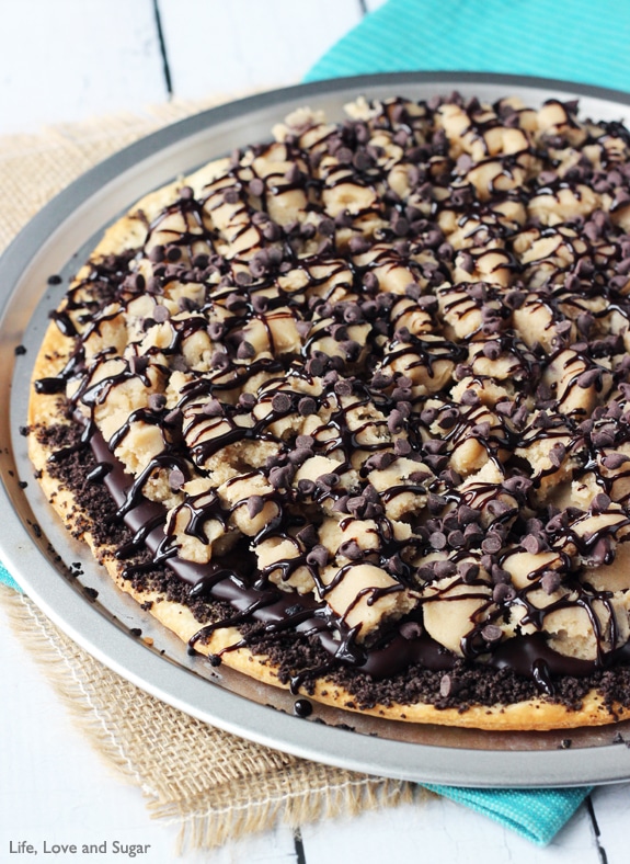 Chocolate Chip Cookie Dough Pizza - pie crust, oreo crumbs, chocolate ganache and eggless cookie dough!