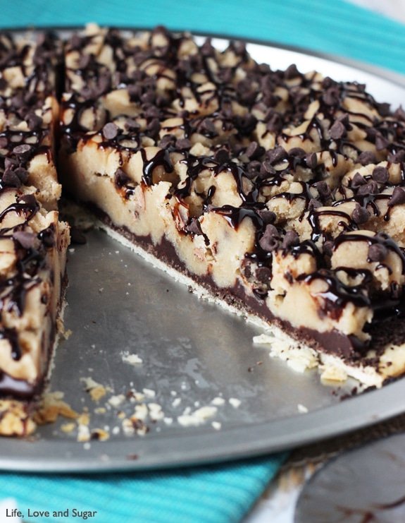 Chocolate Chip Cookie Dough Pizza - pie crust, oreo crumbs, chocolate ganache and eggless cookie dough!