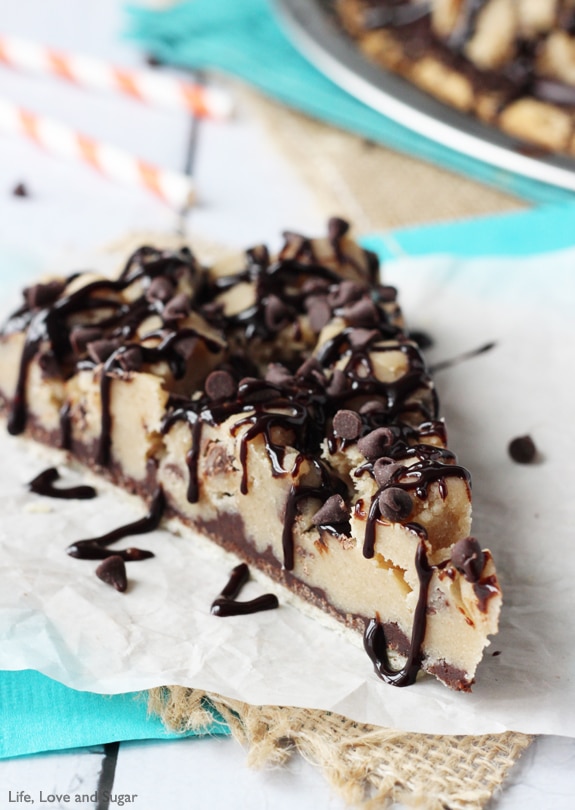 Chocolate Chip Cookie Dough Pizza - pie crust, oreo crumbs, chocolate ganache and eggless cookie dough!