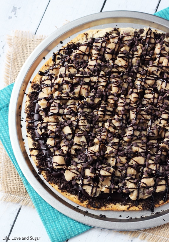 Chocolate Chip Cookie Dough Pizza - pie crust, oreo crumbs, chocolate ganache and eggless cookie dough!