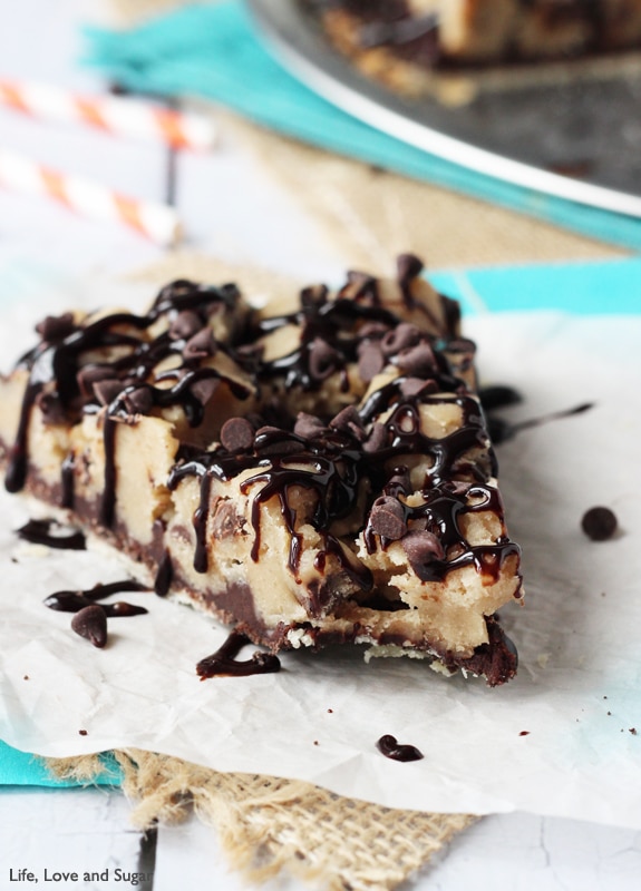 Chocolate Chip Cookie Dough Pizza - pie crust, oreo crumbs, chocolate ganache and eggless cookie dough!