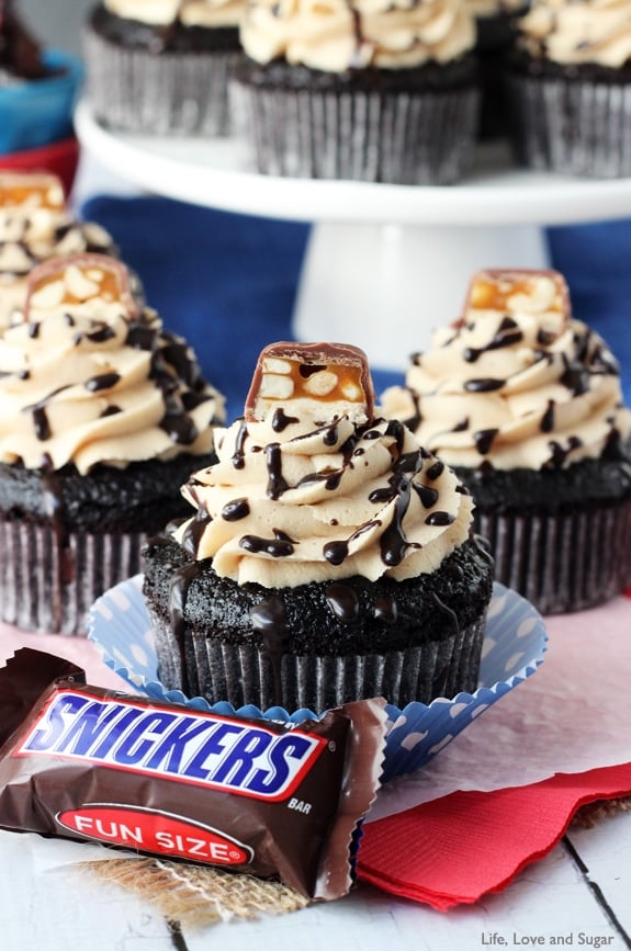 Snickers Cupcake #Recipe! Chocolate cupcake filled with caramel, marshmallow fluff and peanuts! Topped with peanut butter icing! 