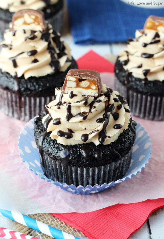 Snickers Cupcake #Recipe! Chocolate cupcake filled with caramel, marshmallow fluff and peanuts! Topped with peanut butter icing! 