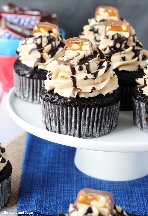 Snickers Cupcake #Recipe! Chocolate cupcake filled with caramel, marshmallow fluff and peanuts! Topped with peanut butter icing! 