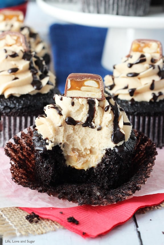 Snickers Cupcake #Recipe! Chocolate cupcake filled with caramel, marshmallow fluff and peanuts! Topped with peanut butter icing! 