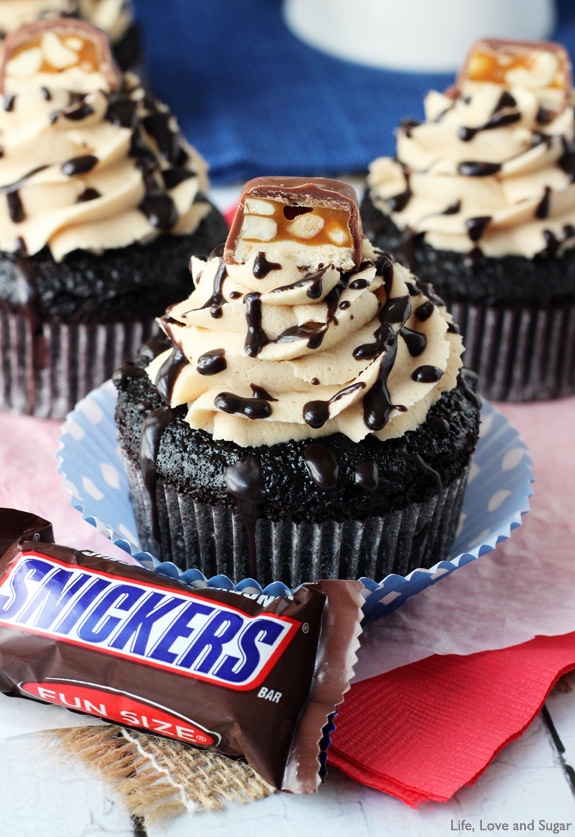 Snickers Cupcakes #Recipe! Chocolate cupcake filled with caramel, marshmallow fluff and peanuts! Topped with peanut butter icing! 