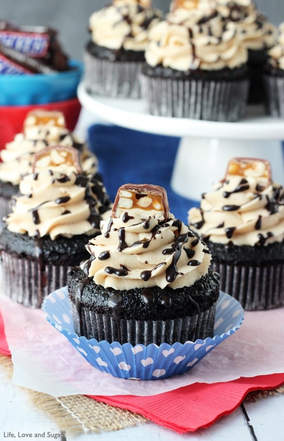 Snickers Cupcake #Recipe! Chocolate cupcake filled with caramel, marshmallow fluff and peanuts! Topped with peanut butter icing! 