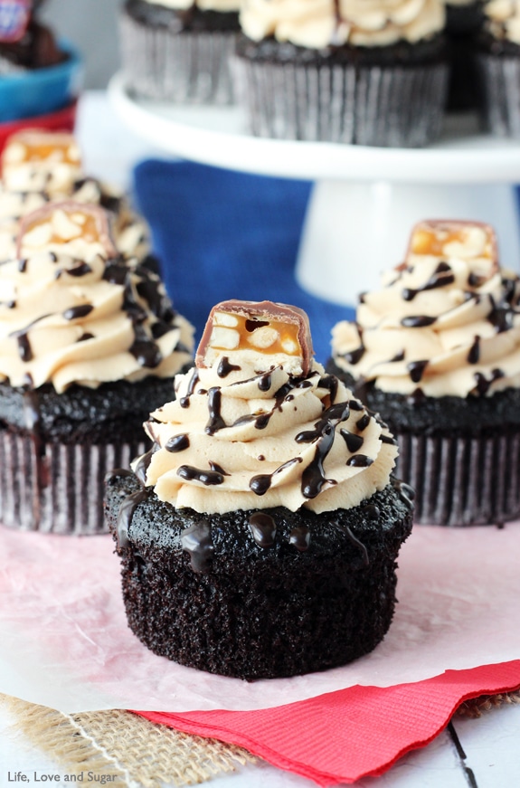Snickers Cupcake #Recipe! Chocolate cupcake filled with caramel, marshmallow fluff and peanuts! Topped with peanut butter icing! 