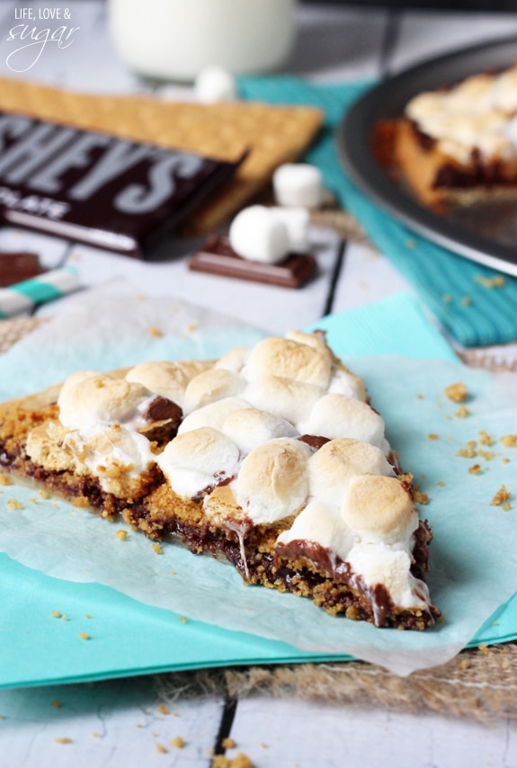 Smores Pizza - chocolate, graham crackers and marshmallows on a pie crust!