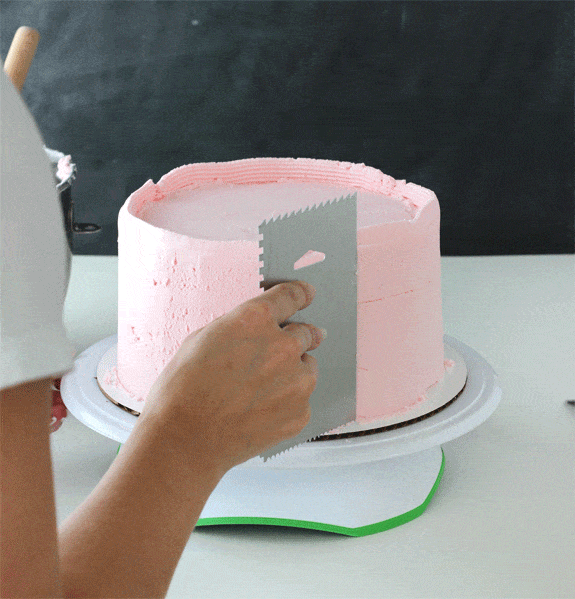 How to frost a perfectly smooth cake with buttercream icing! Images and animated gifs with detailed instructions!