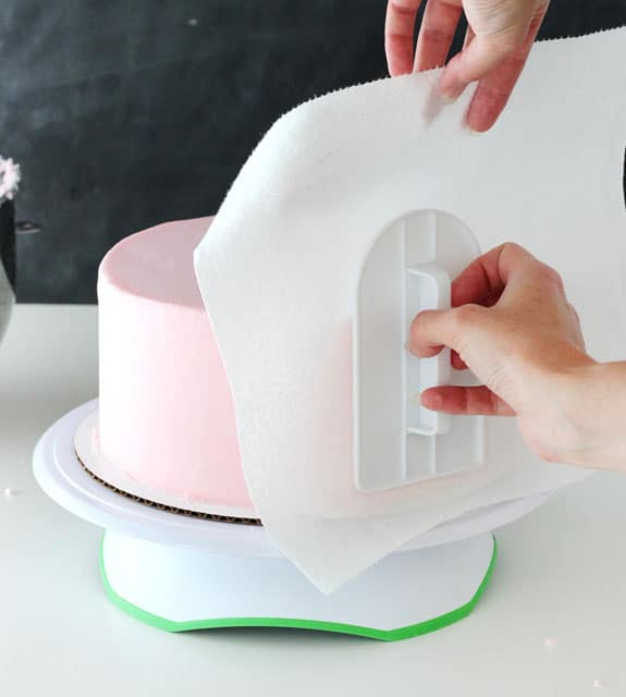 Tutorial - How to frost a perfectly smooth cake with buttercream icing! Images and animated gifs with detailed instructions!