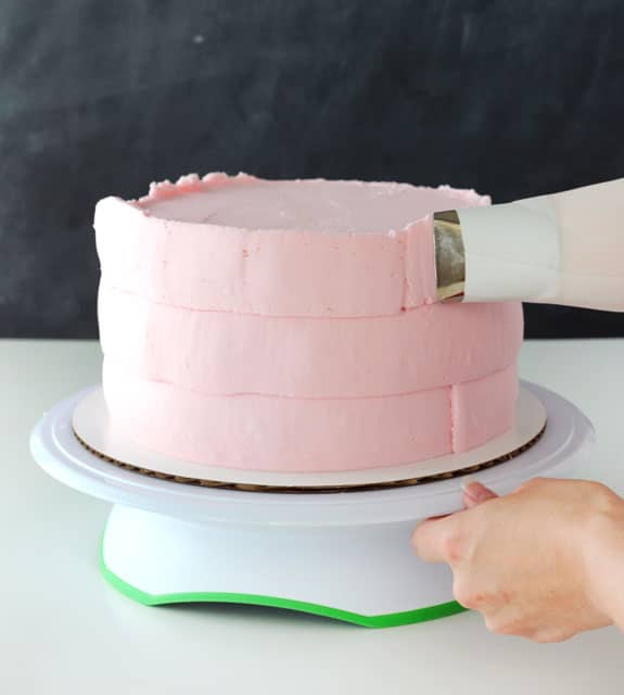 Tutorial - How to frost a perfectly smooth cake with buttercream icing! Images and animated gifs with detailed instructions!