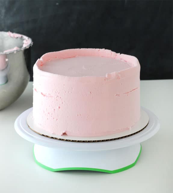 Tutorial - How to frost a perfectly smooth cake with buttercream icing! Images and animated gifs with detailed instructions!