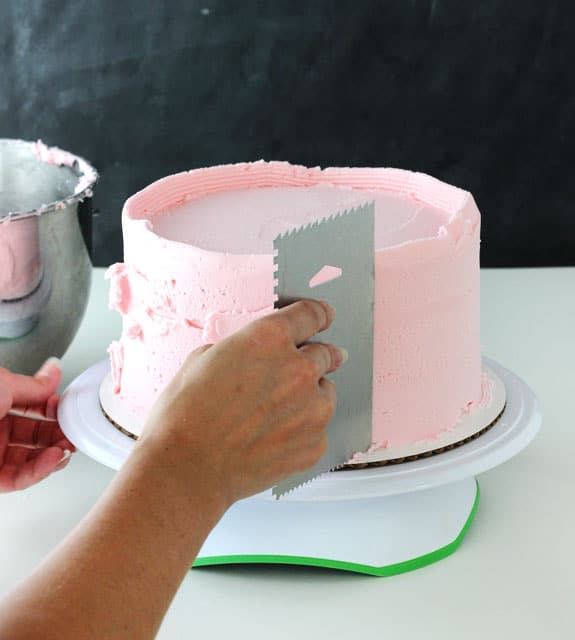 Tutorial - How to frost a perfectly smooth cake with buttercream icing! Images and animated gifs with detailed instructions!