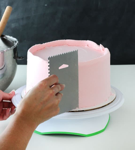 Tutorial - How to frost a perfectly smooth cake with buttercream icing! Images and animated gifs with detailed instructions!