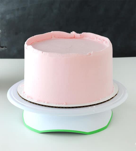 Tutorial - How to frost a perfectly smooth cake with buttercream icing! Images and animated gifs with detailed instructions!