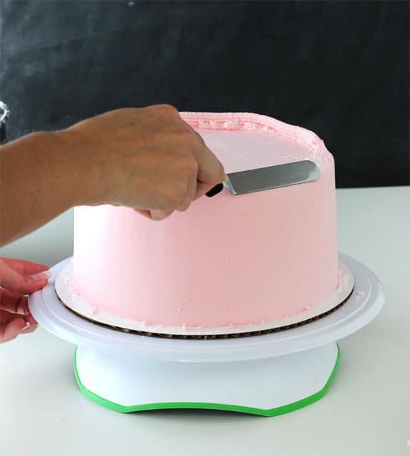 Tutorial - How to frost a perfectly smooth cake with buttercream icing! Images and animated gifs with detailed instructions!