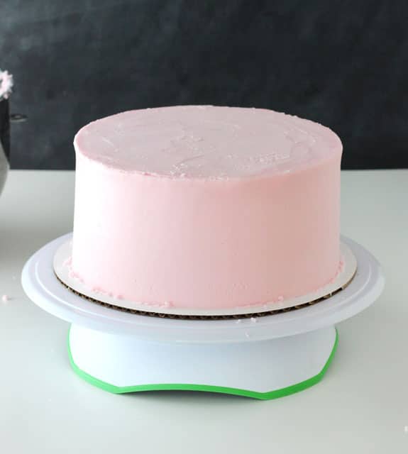 Tutorial - How to frost a perfectly smooth cake with buttercream icing! Images and animated gifs with detailed instructions!