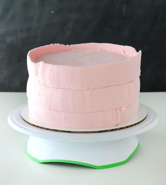 Tutorial - How to frost a perfectly smooth cake with buttercream icing! Images and animated gifs with detailed instructions!