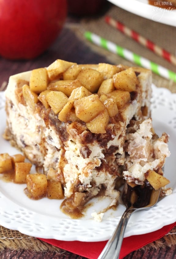 Apple Cinnamon Cheesecake - A cinnamon cheesecake layered with apples and cinnamon filling! Topped with even more apples and cinnamon! Absolutely to die for!