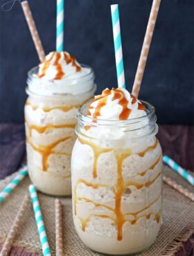 Two mason jars of Caramel Blended Coffee with straws