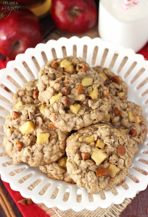 Apple Cinnamon Oatmeal Cookies - Oatmeal cookies full of apple and cinnamon chips! So moist, chew and the perfect fall cookie!