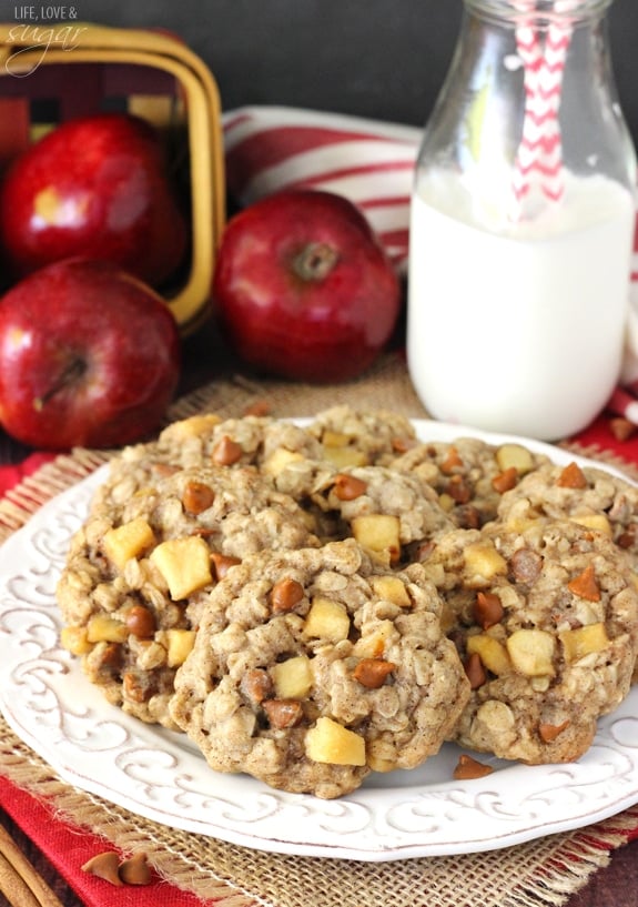 Apple Cinnamon Oatmeal Cookies - Oatmeal cookies full of apple and cinnamon chips! So moist, chew and the perfect fall cookie!