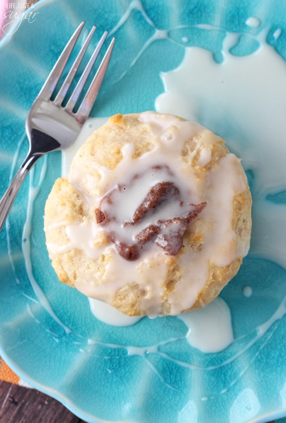 Copycat Bojangles Cinnamon Biscuits! Soft buttermilk biscuits with a cinnamon filling and vanilla glaze! Amazing!