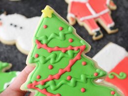 How to Decorate Cookies with Royal Icing (Step by Step & tips!)