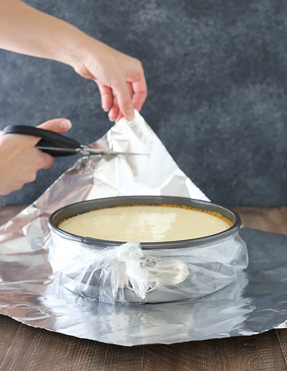 The Perfect Cheesecake Bakeware® Silicone Water Bath Pan Protector 