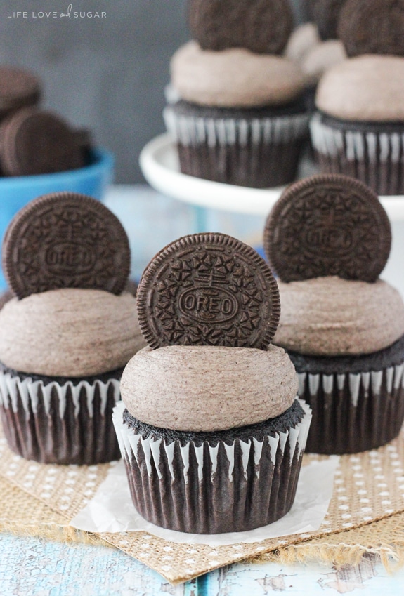 Oreo Chocolate Cupcakes - moist and fluffy chocolate cupcakes topped with Oreo frosting!