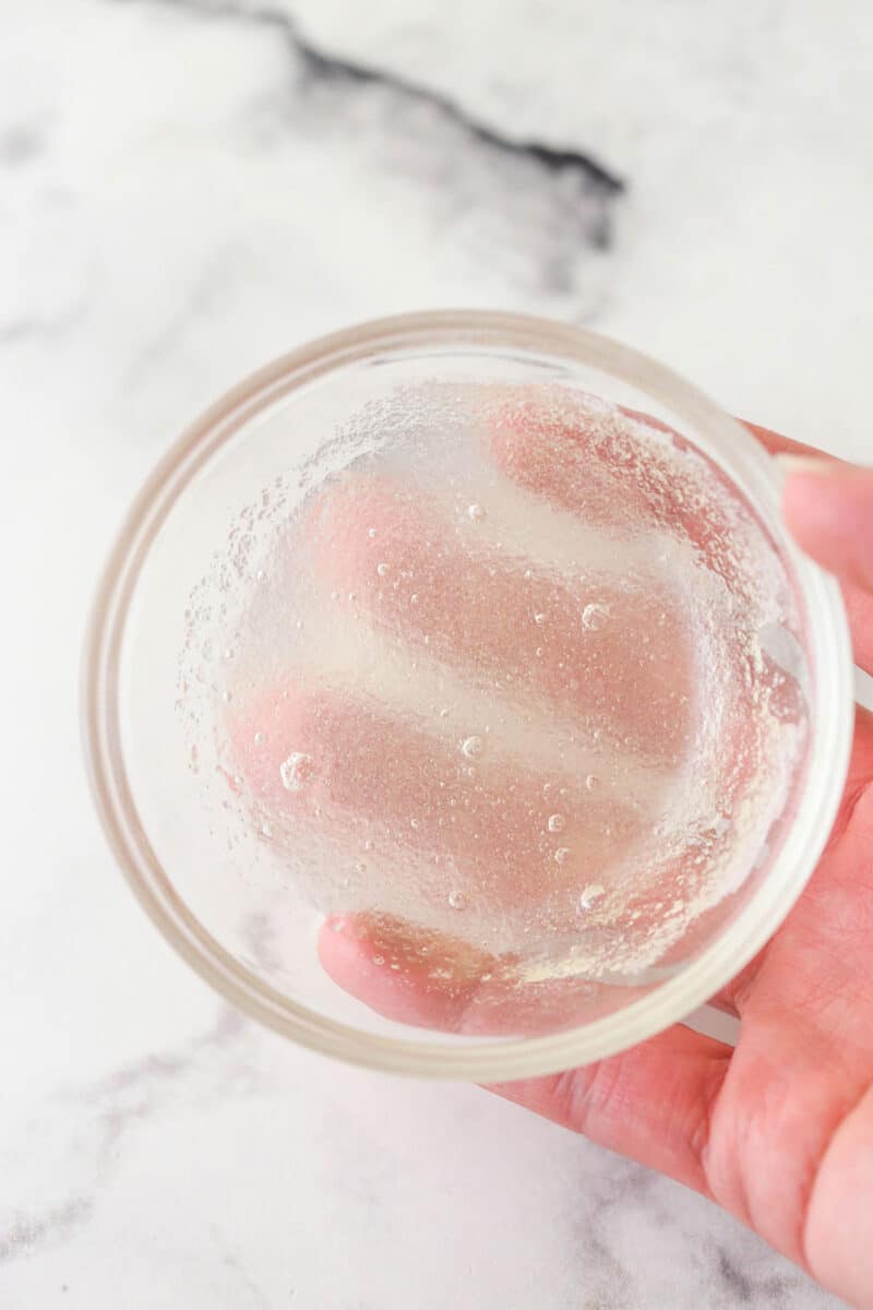 Gelatin blooming on cold water