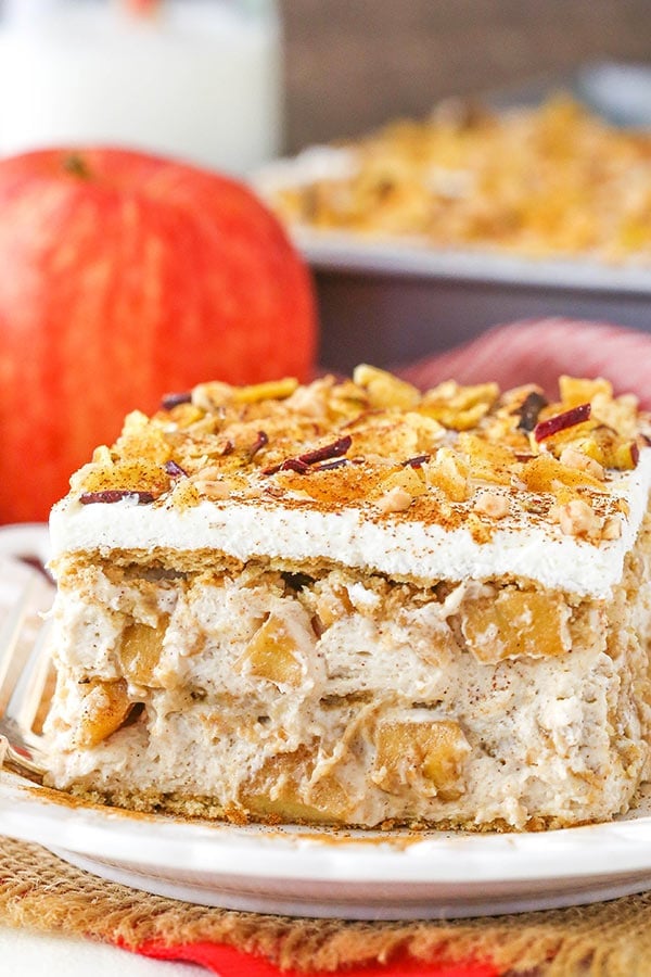 Cinnamon Apple Icebox Cake - layers of cinnamon apples, brown sugar mousse and graham crackers!