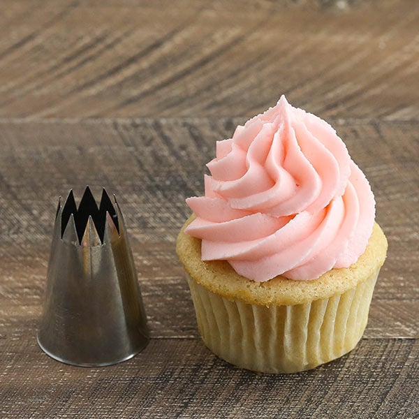 frosting design on cupcake using Ateco 829 tip