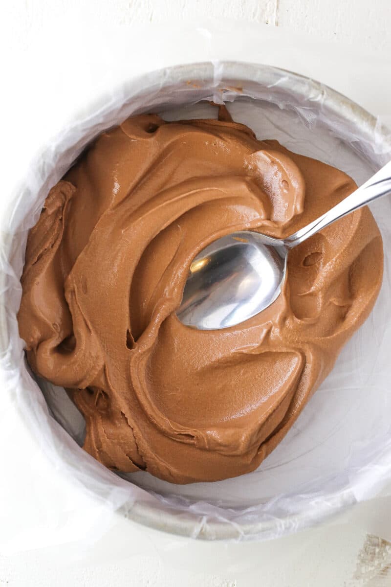 Spreading ice cream into a spring form pan.