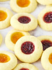 Biscotti di identificazione personale ripieni di albicocca e marmellata di lamponi