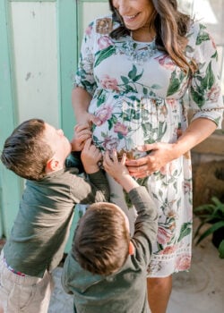 boys with their hands on Lindsay's belly