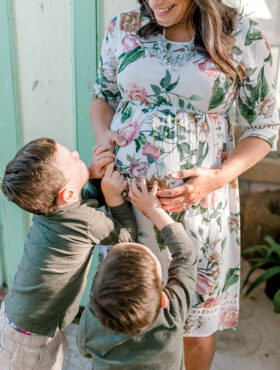 boys with their hands on Lindsay's belly