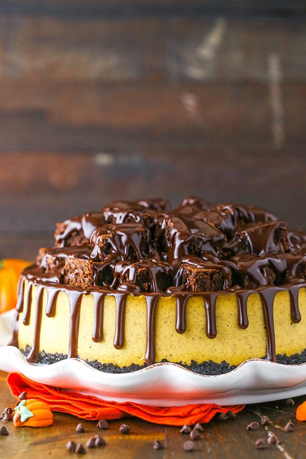 Pastel de queso de calabaza con chocolate en trozos completos