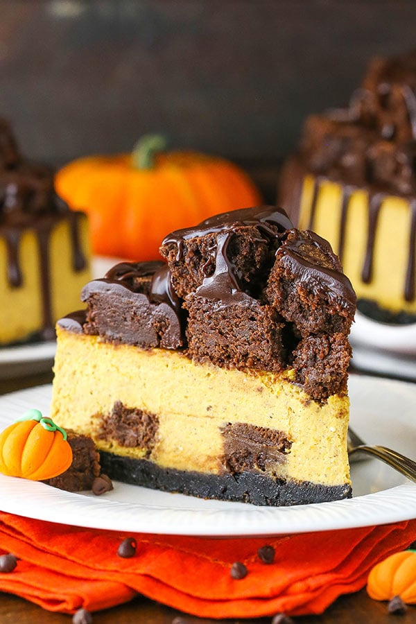 rebanada de pastel de queso de calabaza con chocolate en trozos