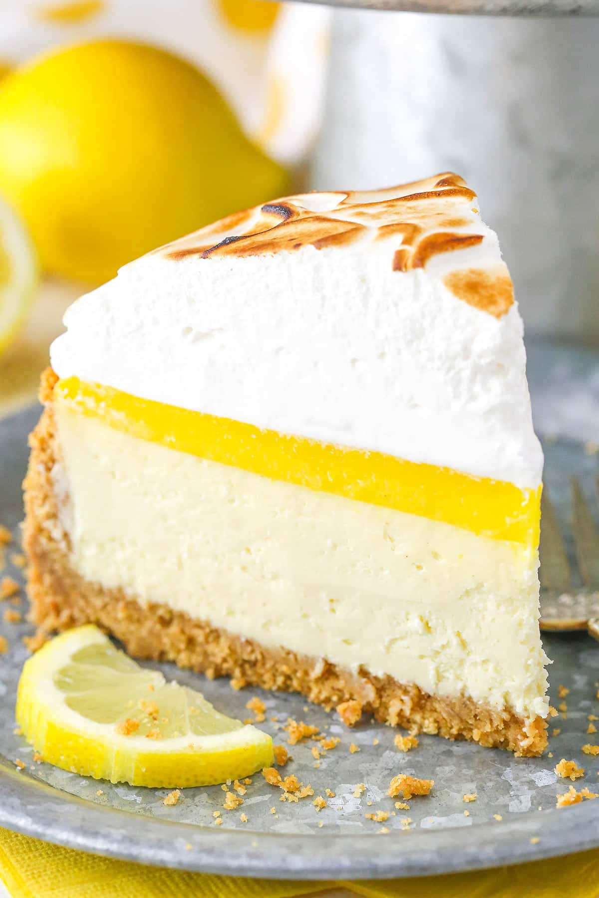 Lemon cheesecake with meringue. 