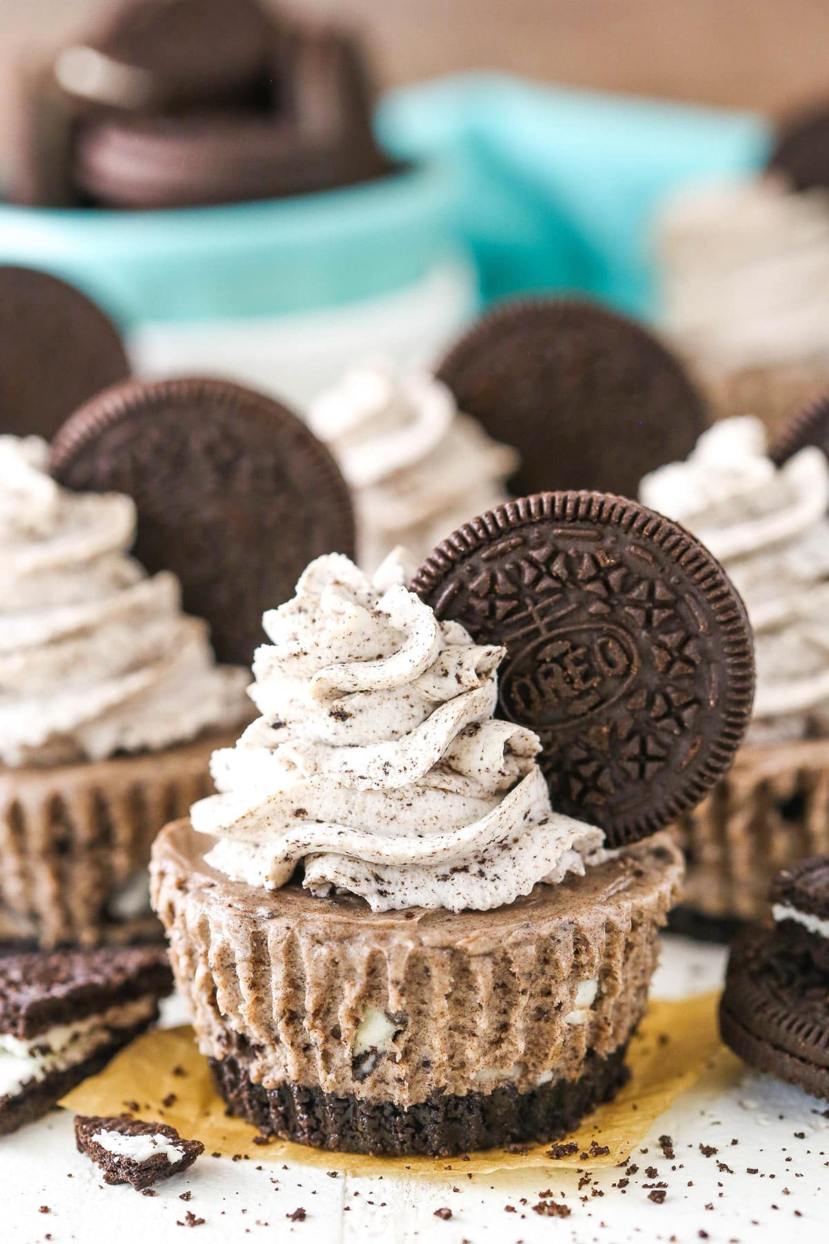 No bake mini Oreo cheesecakes near a bowl of Oreos.