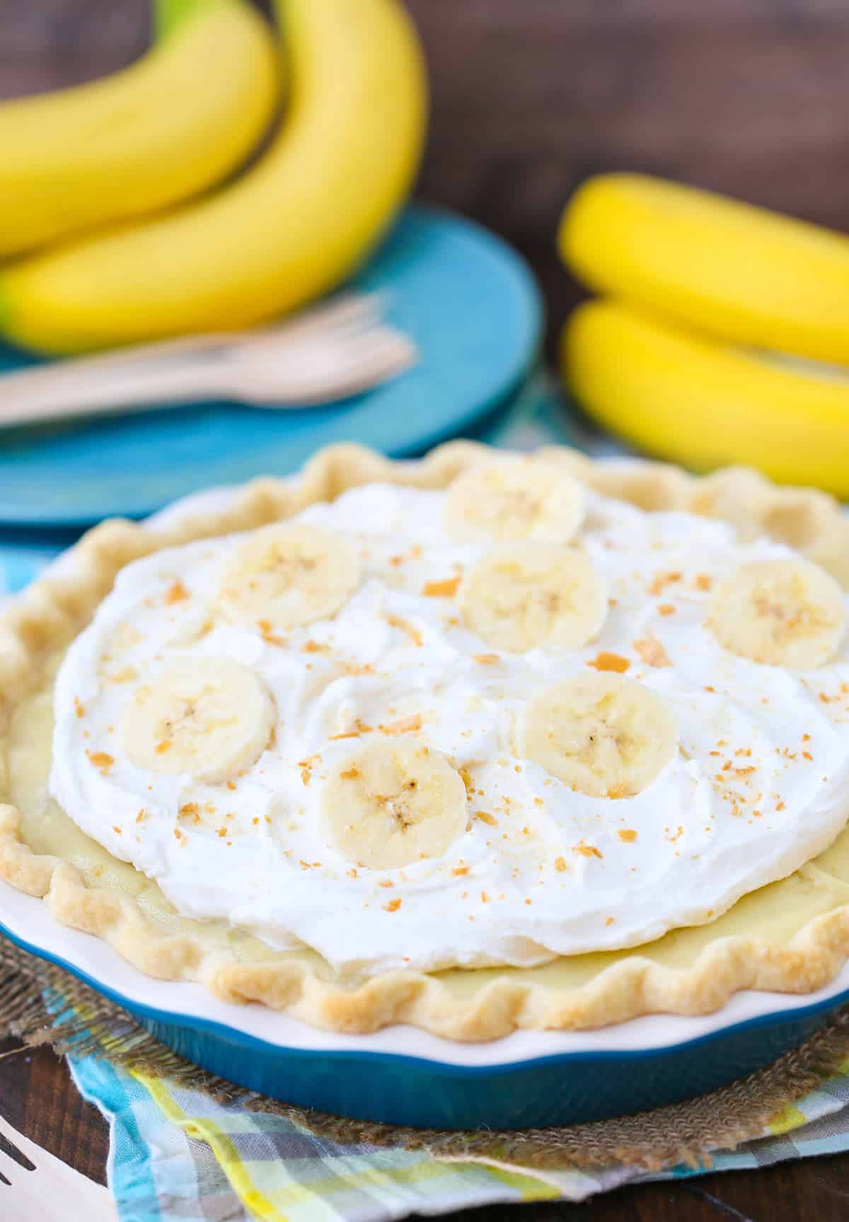 Close up of a banana cream pie.