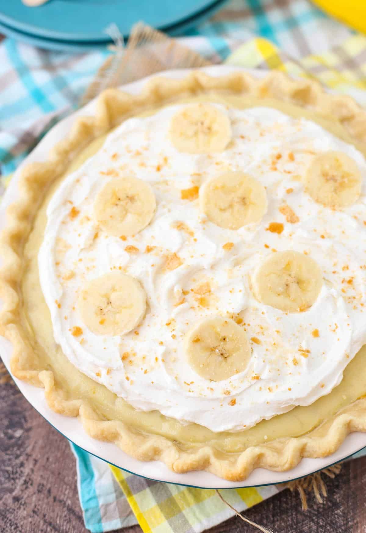 Top view of a banana cream pie.