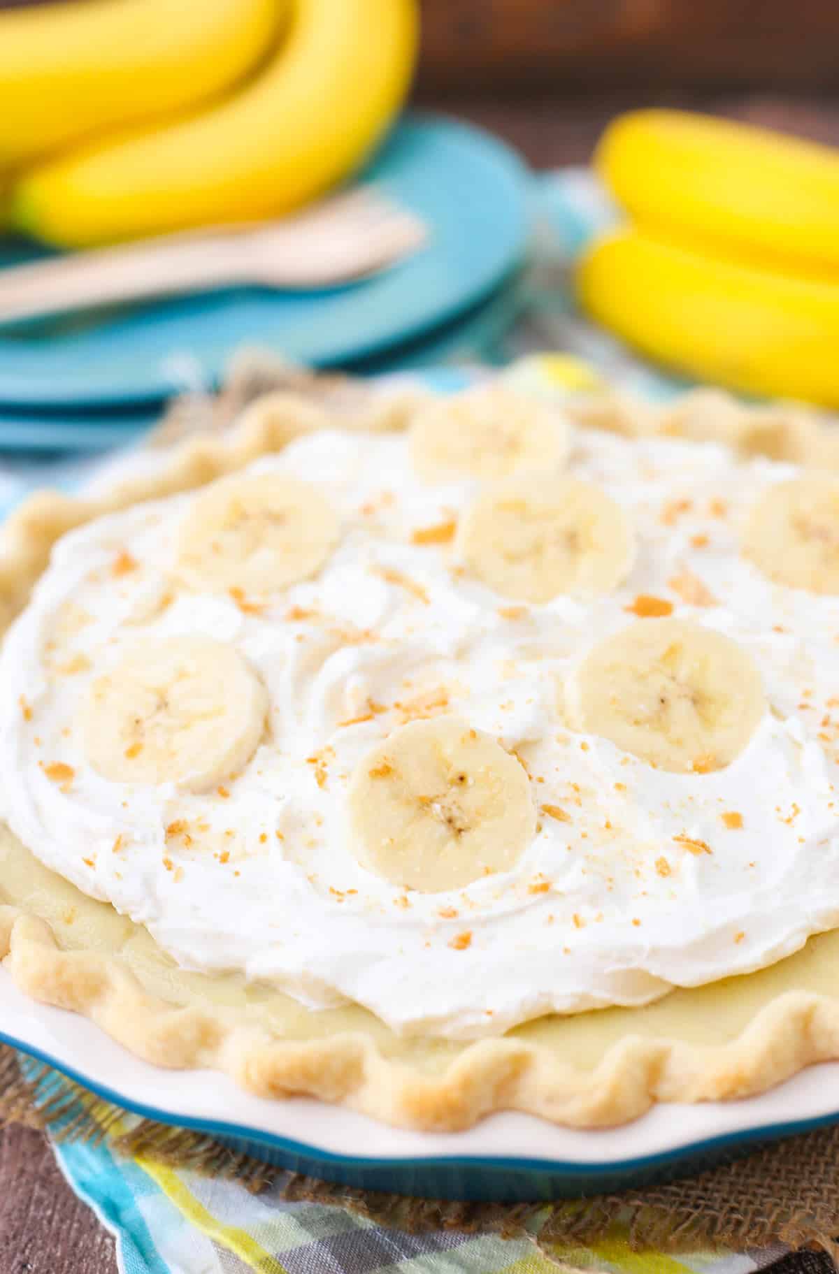 Close up of a banana cream pie.