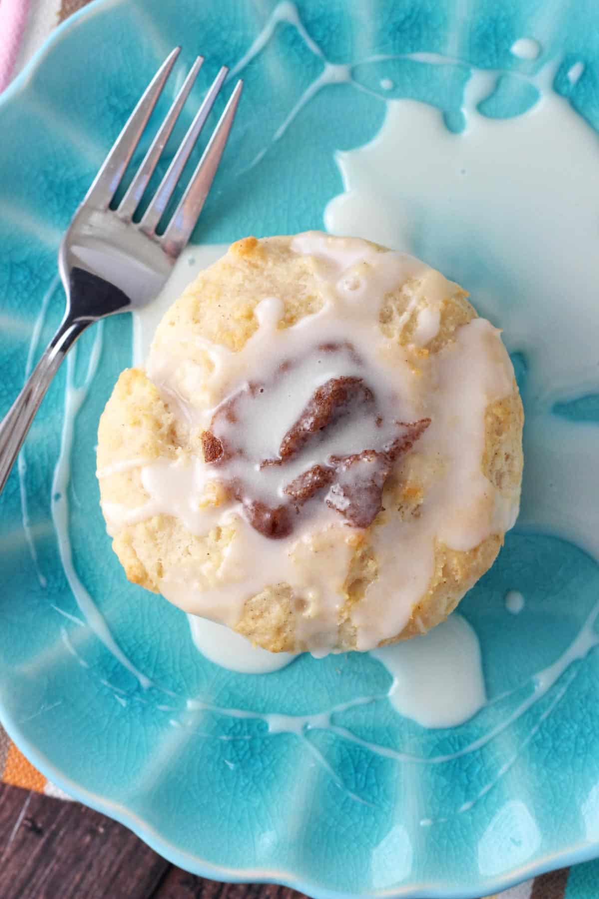 Top view of a cinnamon biscuit on a blue plate.