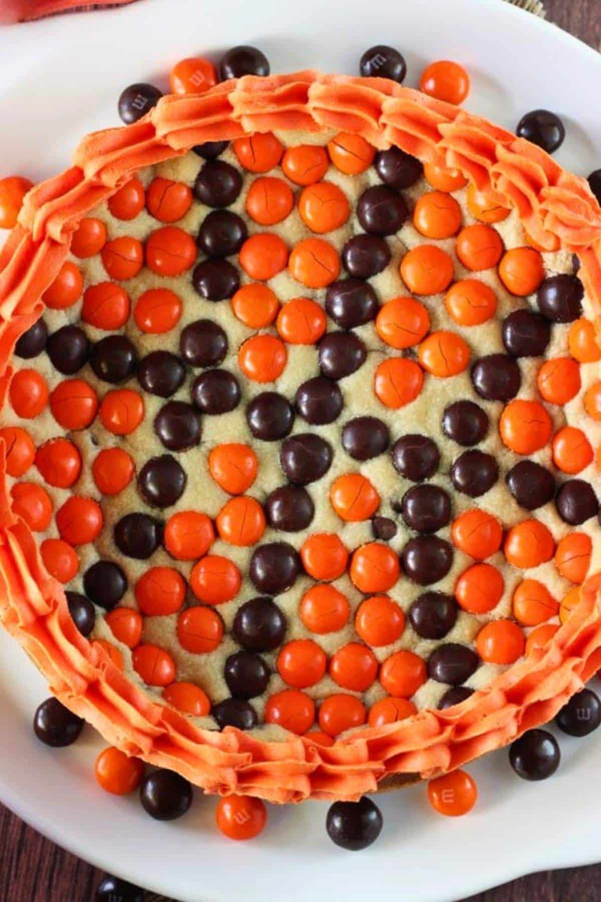 Close up of the top of an M&M basketball cake.