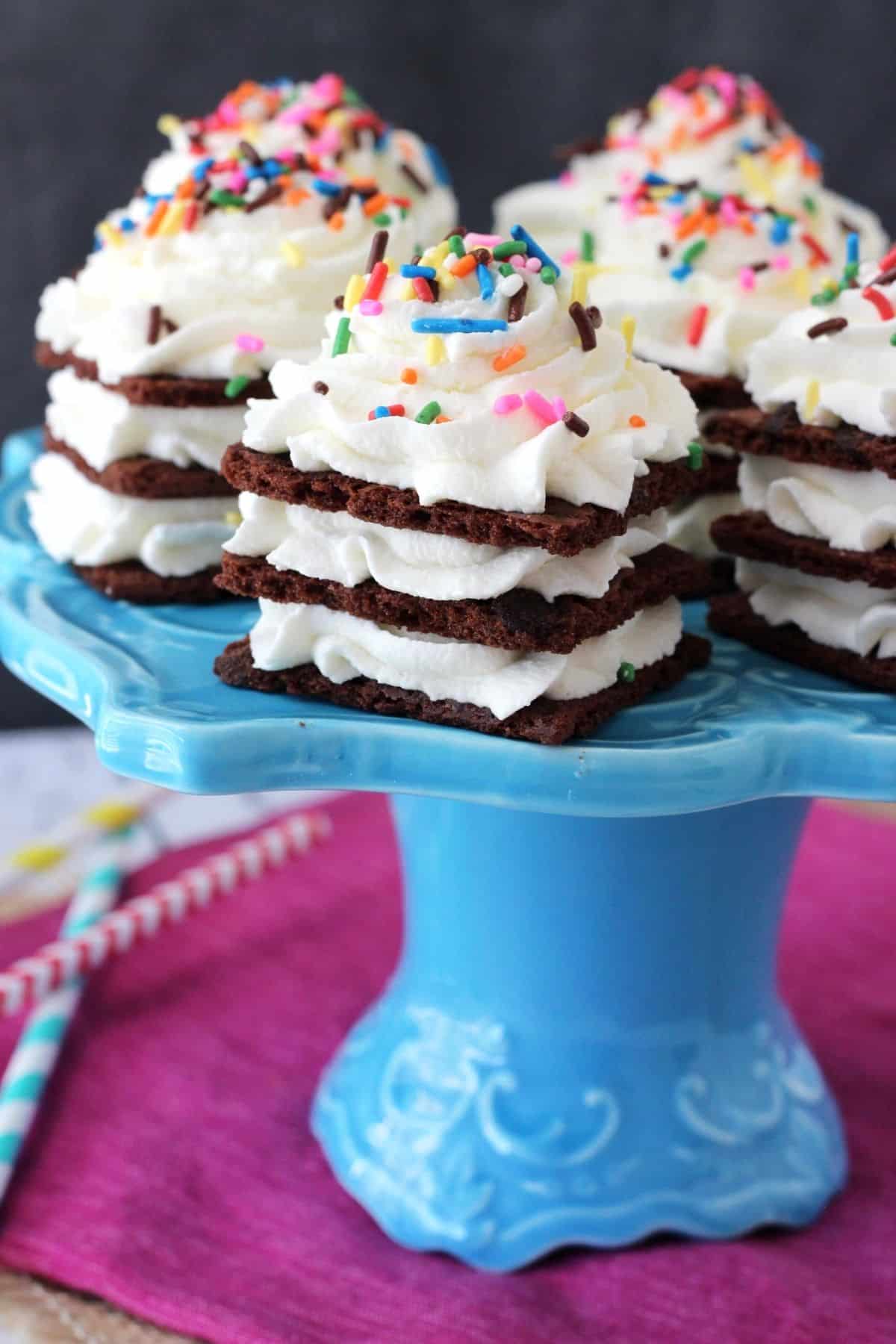 A blue cake stand topped with Brownie Brittle icebox cupcakes.
